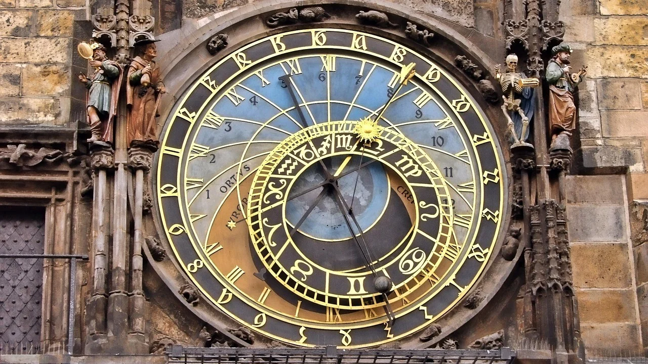 Calendário aberto ao lado de um relógio analógico