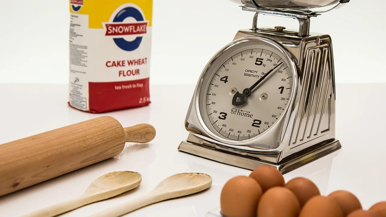 Balança culinária usada para pesar ingredientes de receita.