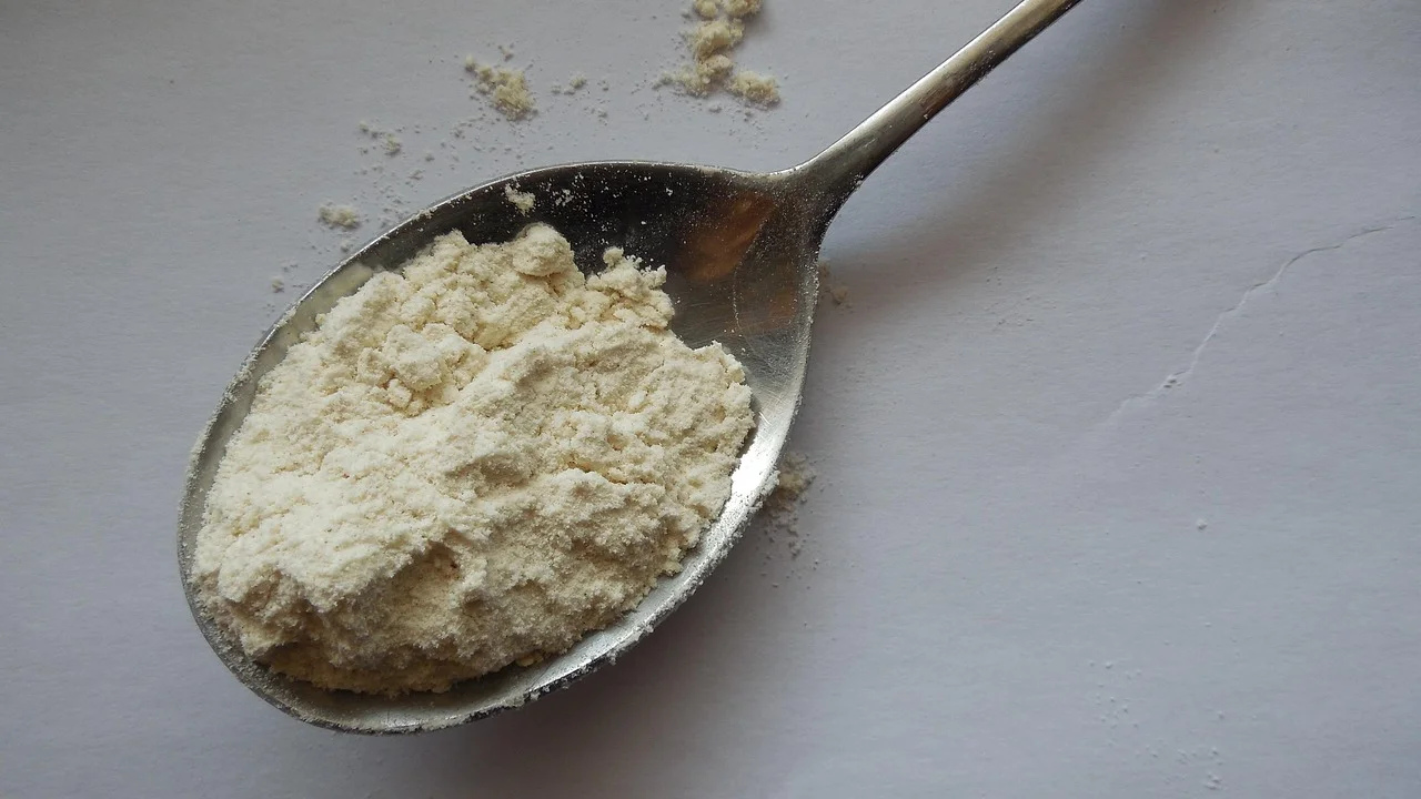 Açúcar refinado medido com colher padronizada.