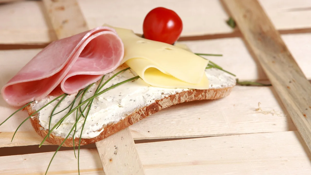Rótulo nutricional de queijo sendo consultado no mercado