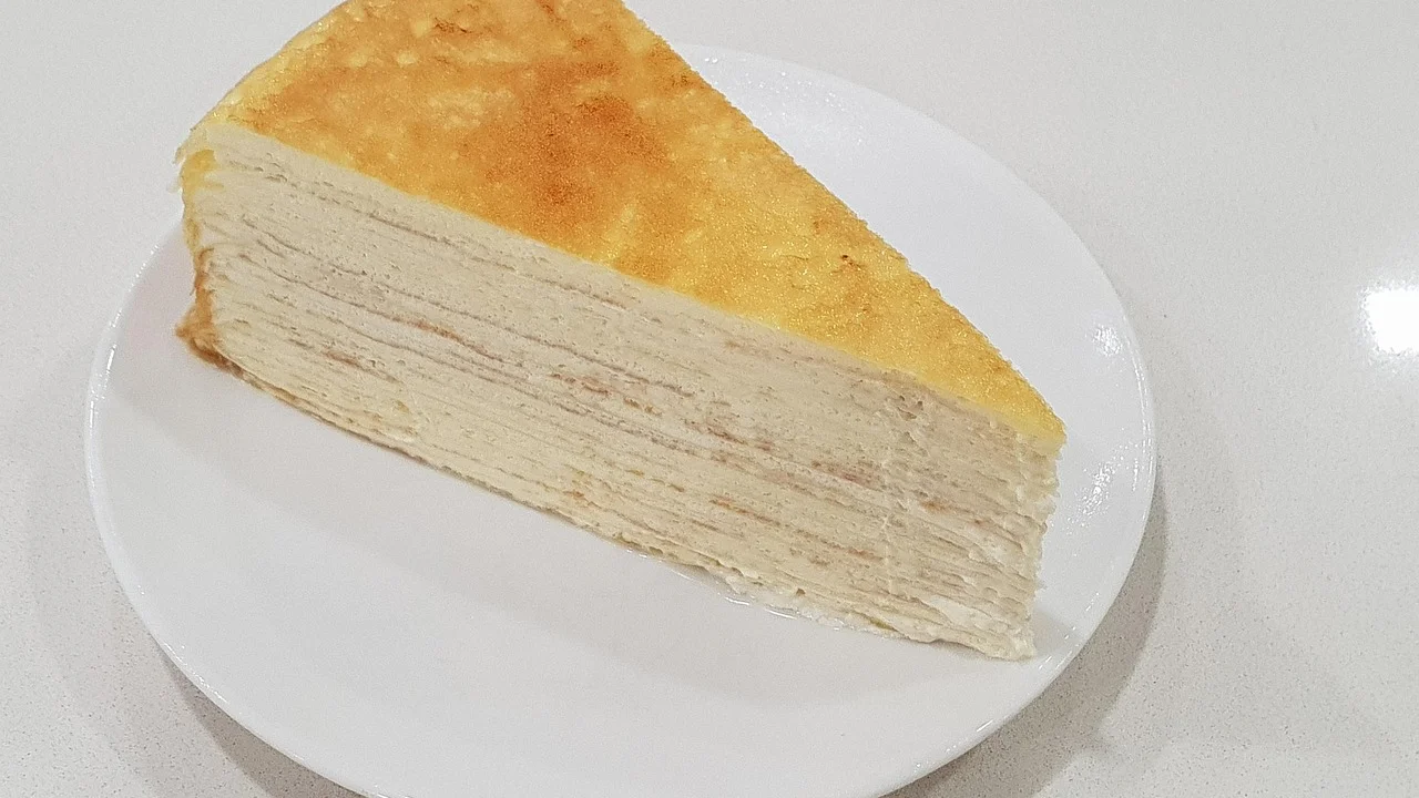 Porção de queijo muçarela fatiado em prato simples