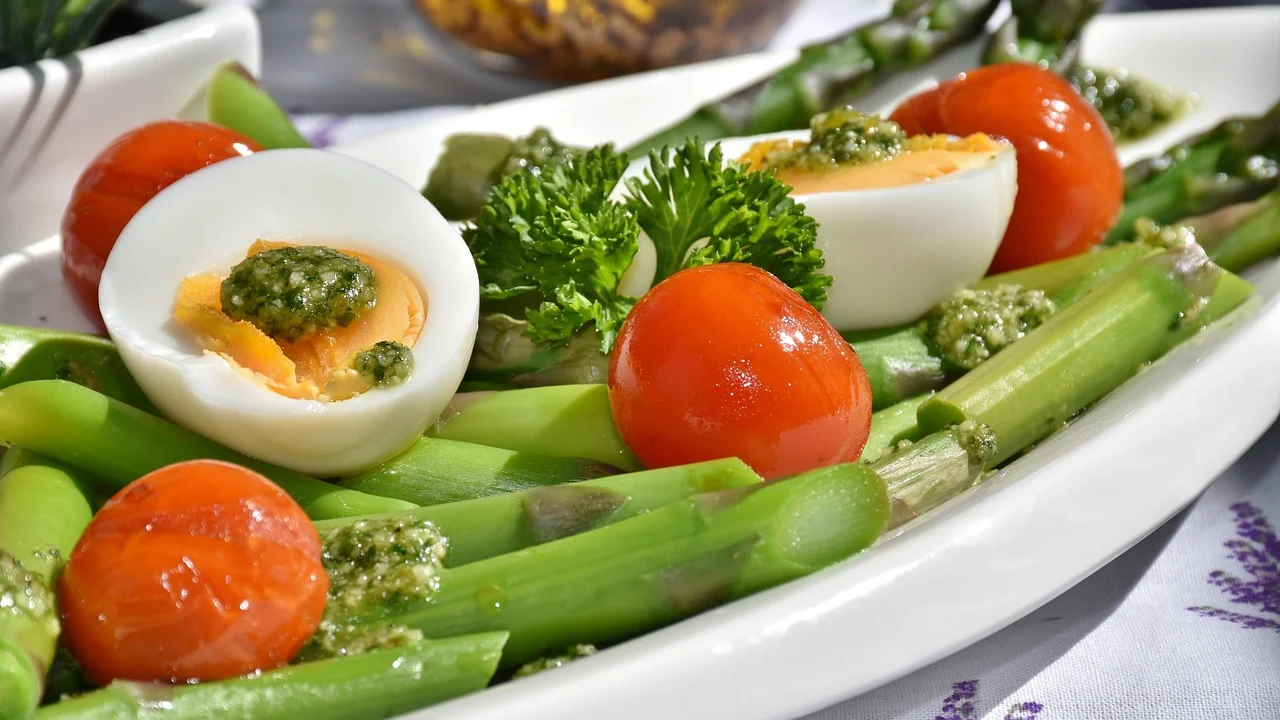 Salada com ovo cozido e ingredientes coloridos
