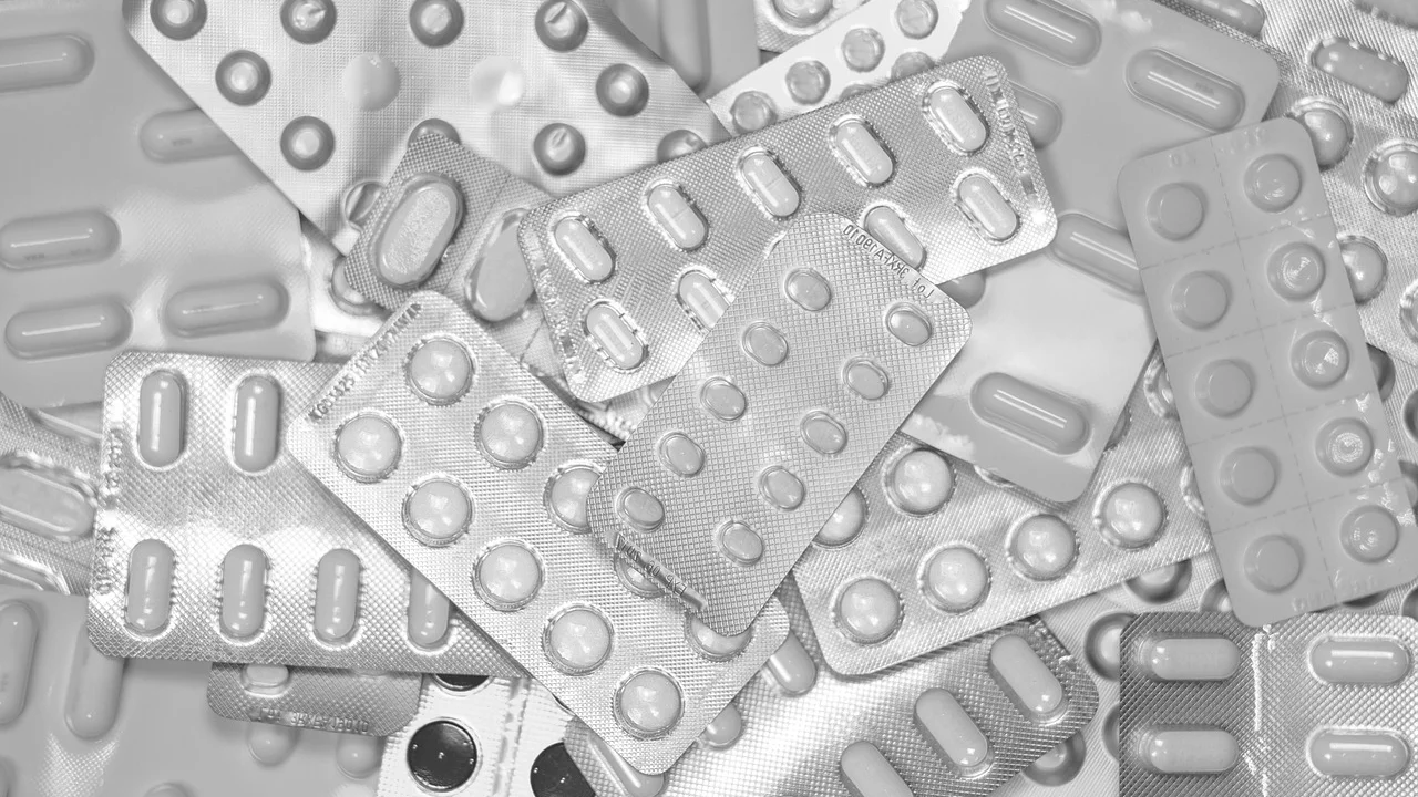 Organizador semanal ajuda a acompanhar doses e horários.