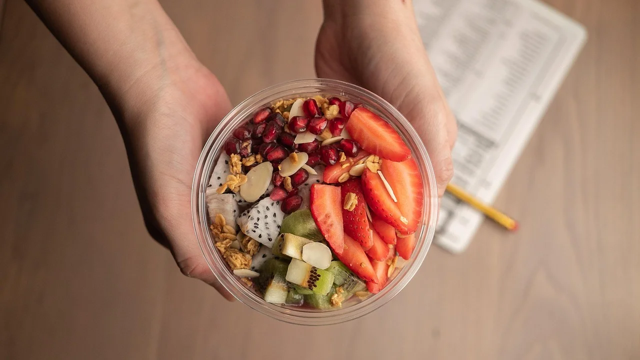 Tigela de açaí com frutas frescas e sementes