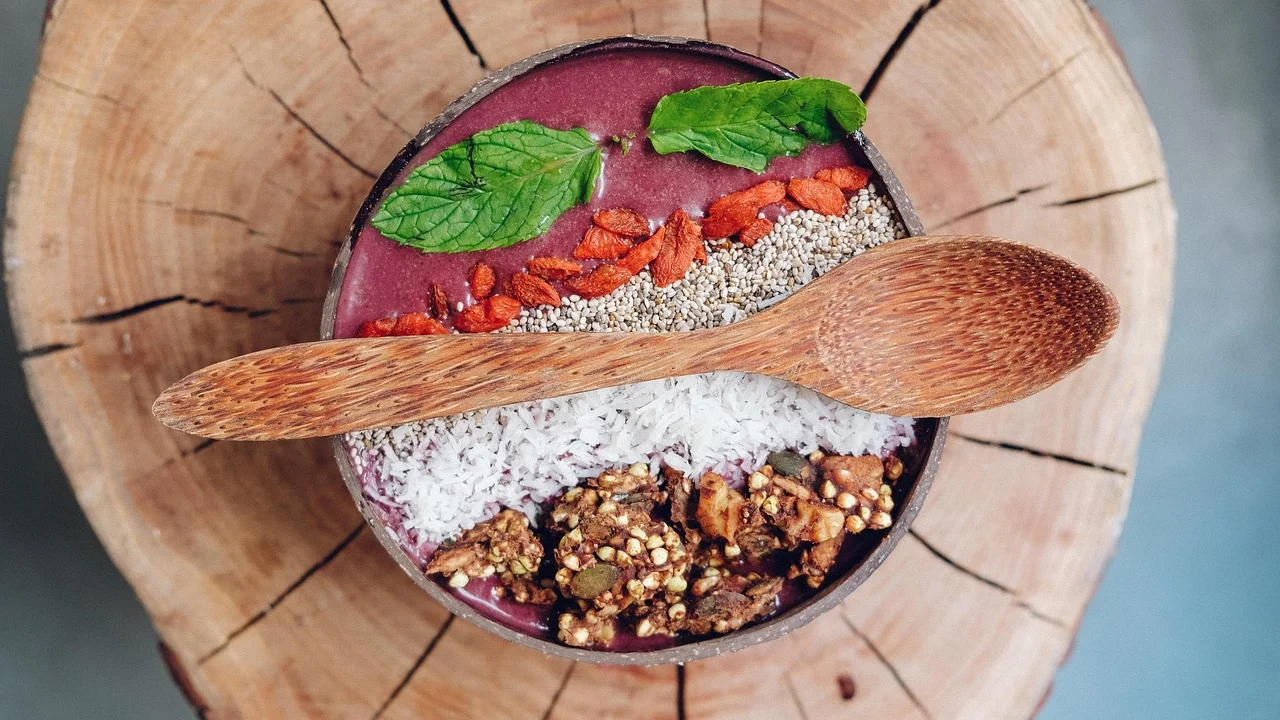 Açaí servido com banana, aveia e granola