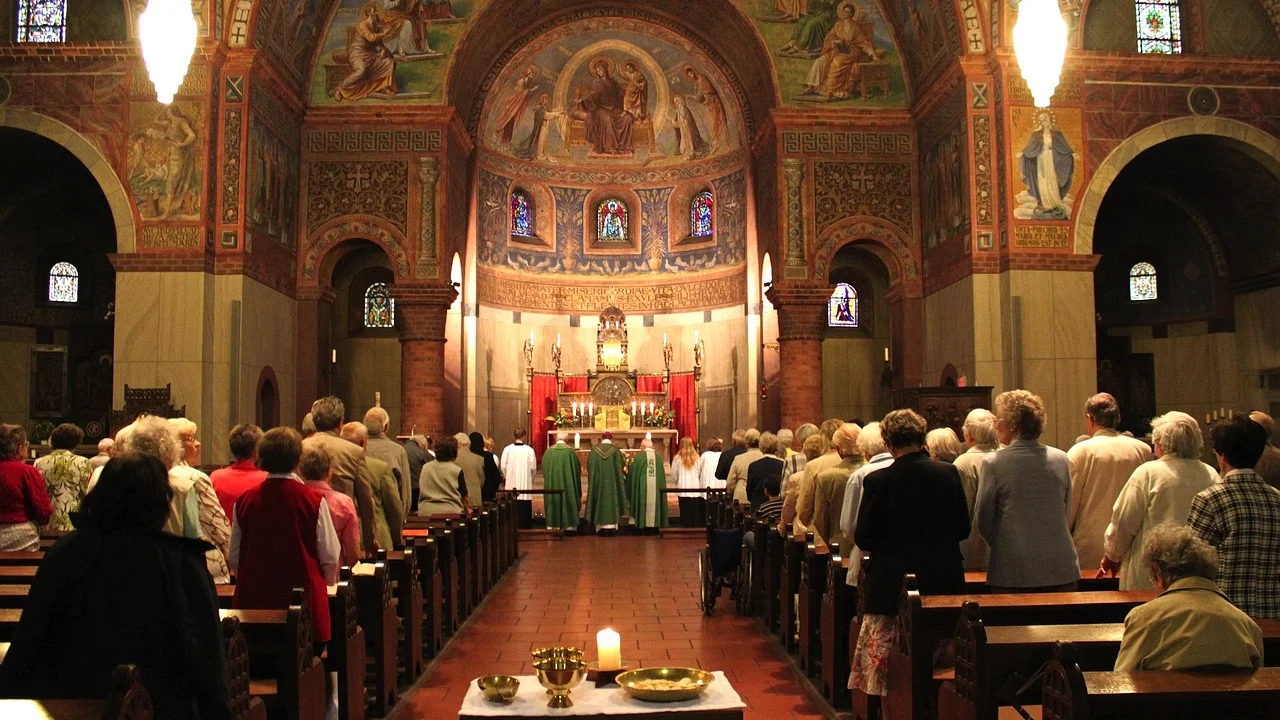 Acólito preparando o altar antes da celebração