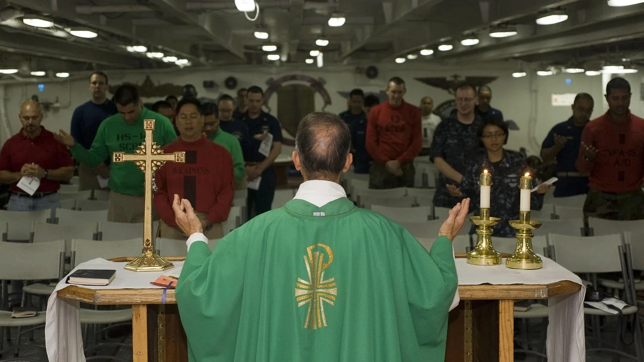 Servidor do altar durante a procissão de entrada
