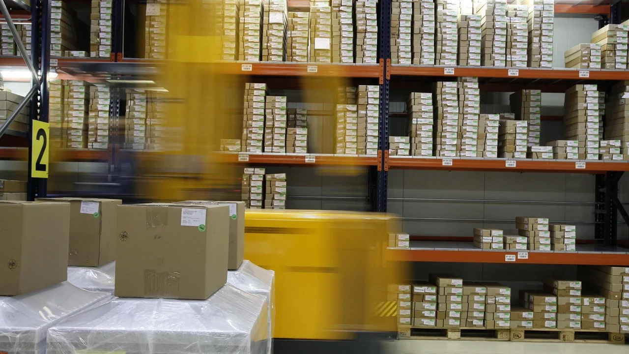 Etiquetas e códigos organizam a localização dos produtos