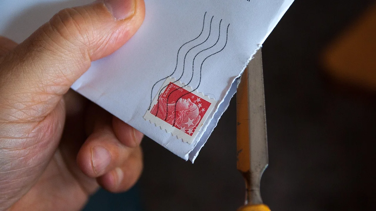 Profissional conferindo arquivos anexados em mensagem
