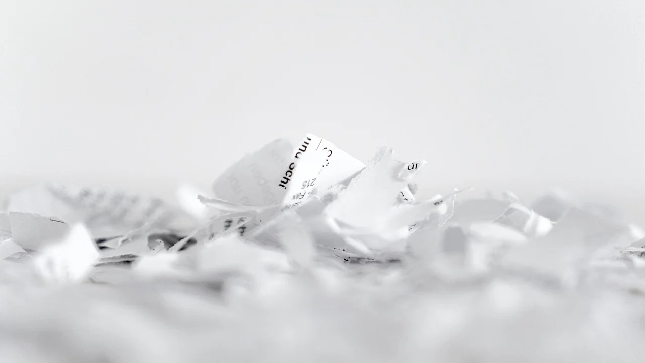 Pessoa revisando um texto antes de emitir um adendo.