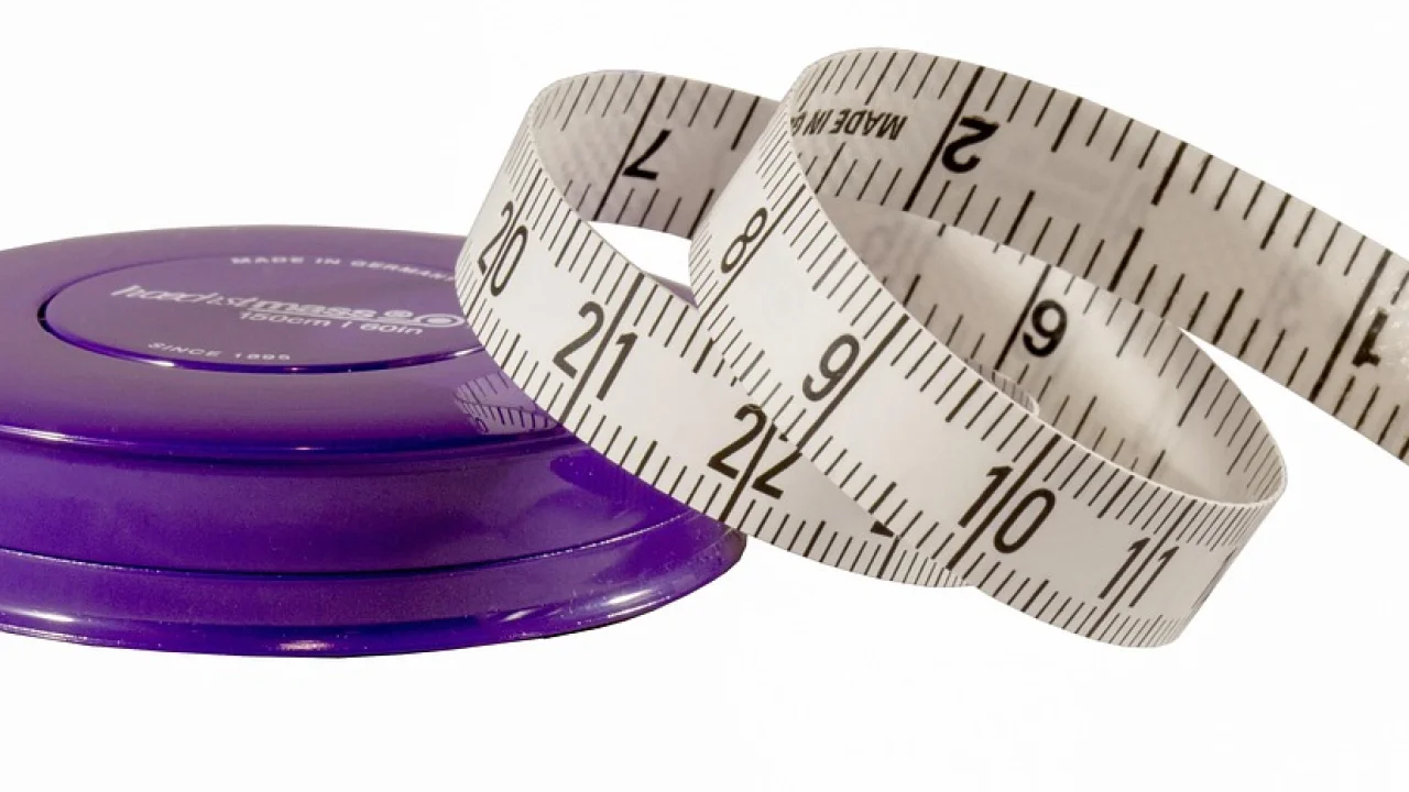Tabela comparando centímetros com pés e polegadas.