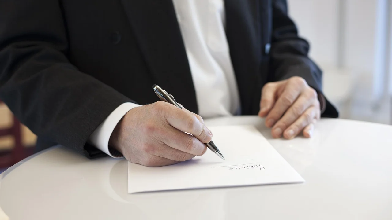 Assinatura em documento formal com cláusulas destacadas.