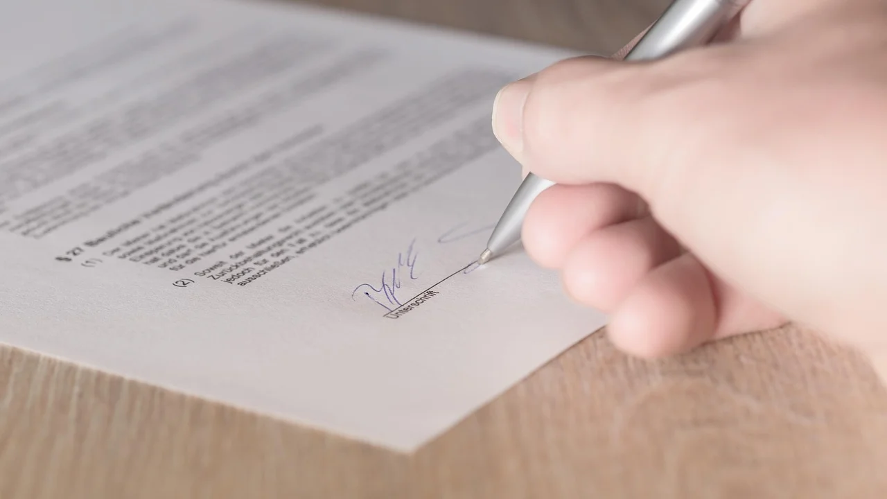 Documento empresarial com campos para partes e anuentes.