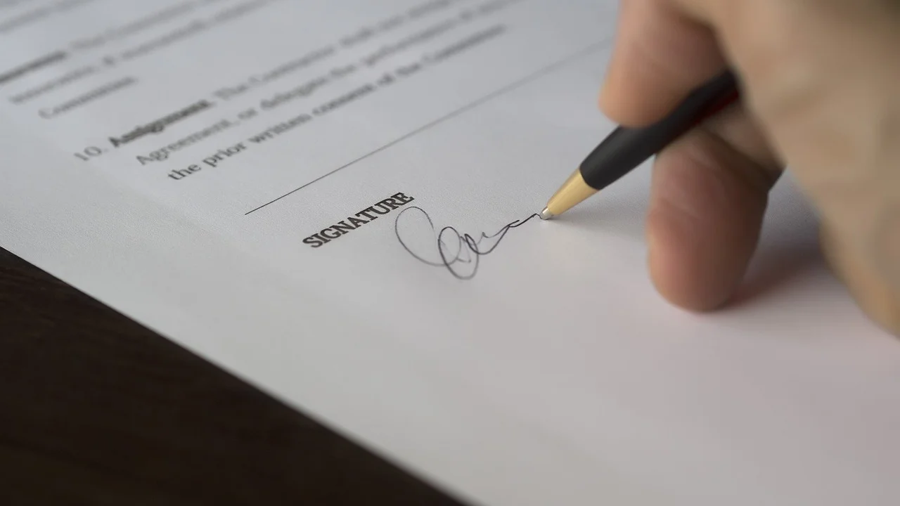 Leitura cuidadosa de contrato com anotações e caneta.