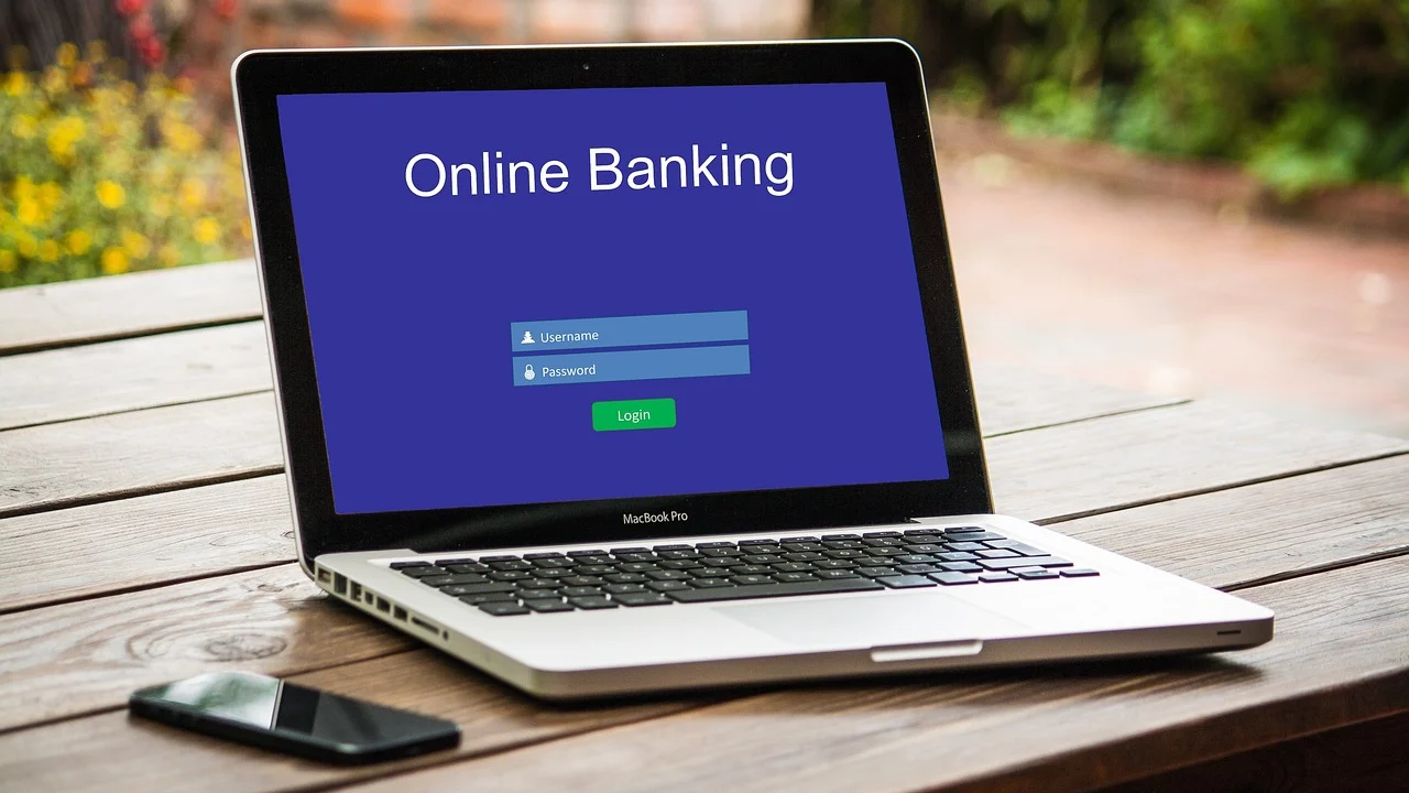 Computador portátil aberto em página de internet banking
