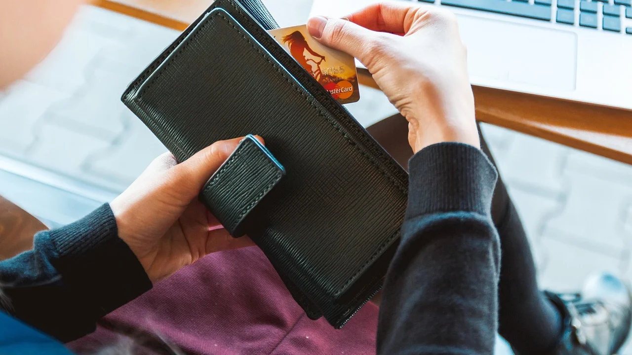 Teclado e cadeado representam proteção de dados bancários