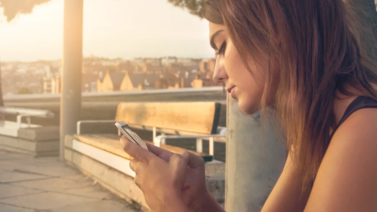 Pessoa realizando validação facial em smartphone