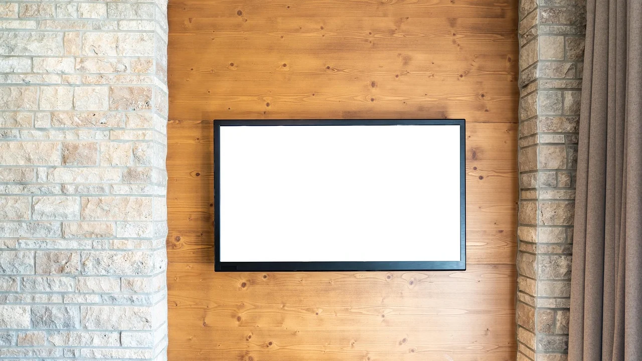 Smart TV exibindo canais ao vivo em uma sala de estar.