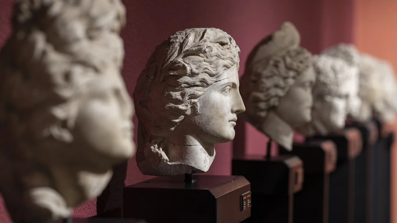 Detalhe de materiais usados em uma criação artesanal.