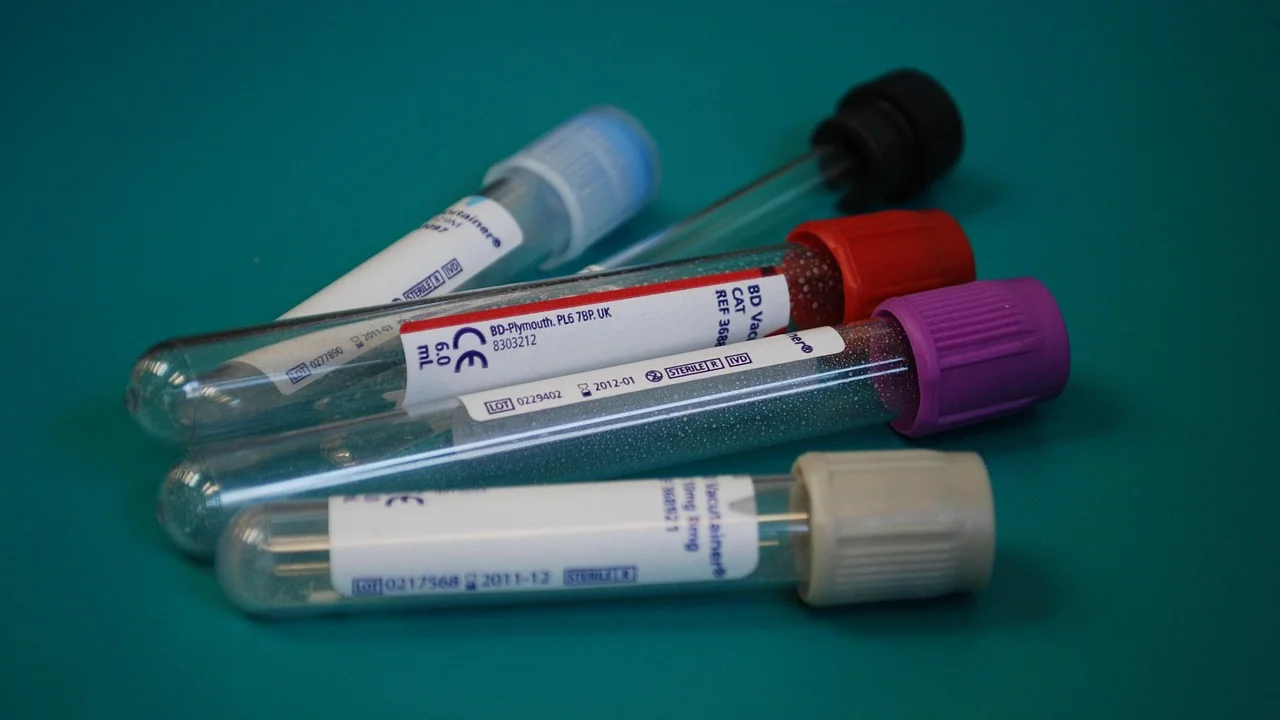 Profissional prepara instrumentos seguindo medidas de prevenção