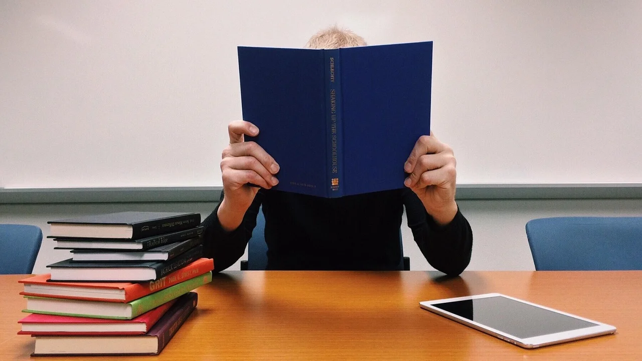 Professor organiza cartões visuais para uma aula de História inclusiva.