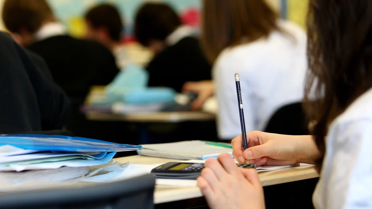 Materiais táteis e visuais ampliam a participação na aula de História.