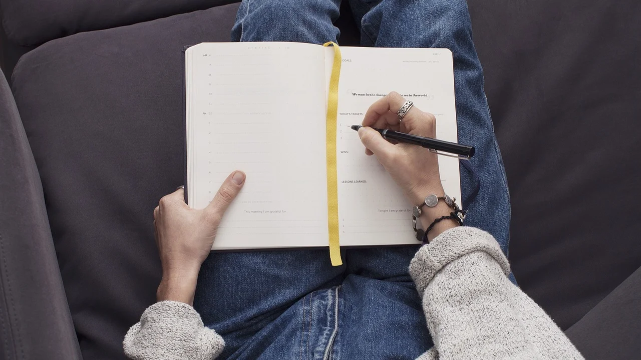 Estudante planejando uma rotina de estudos