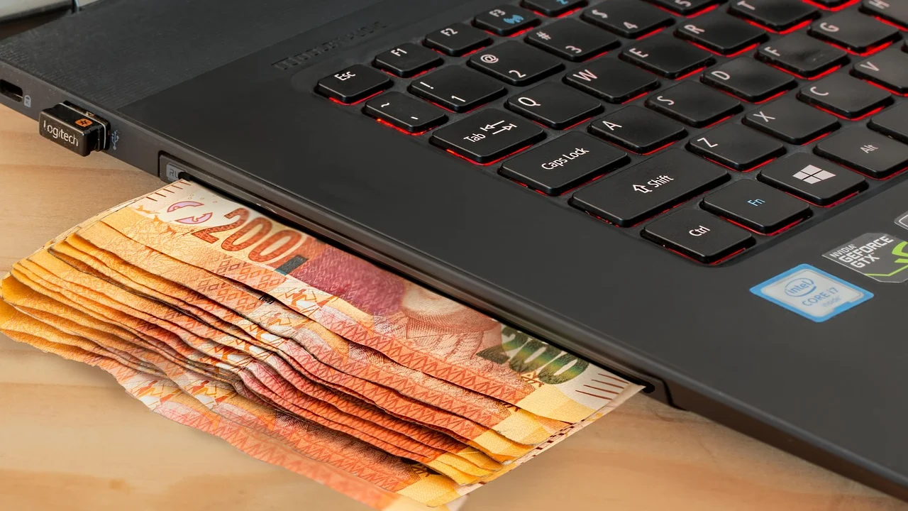 Pessoa conferindo o endereço de um site no navegador
