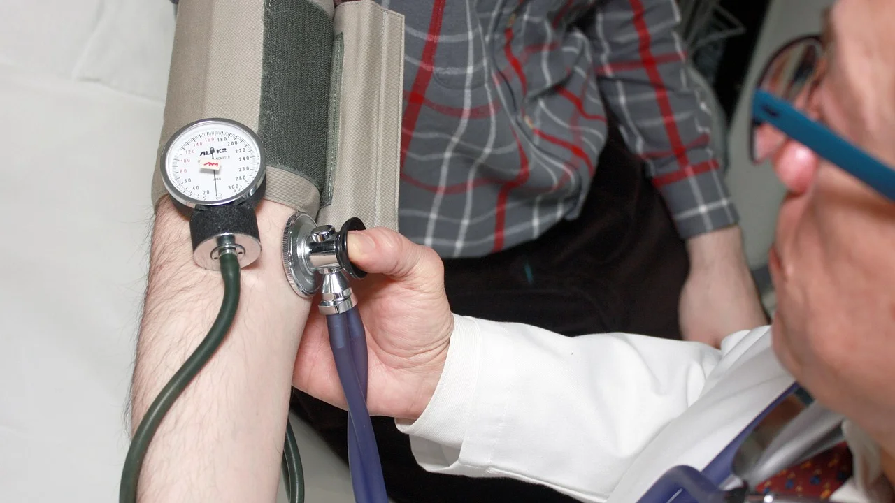 Médico explica os próximos passos após um exame de mama.