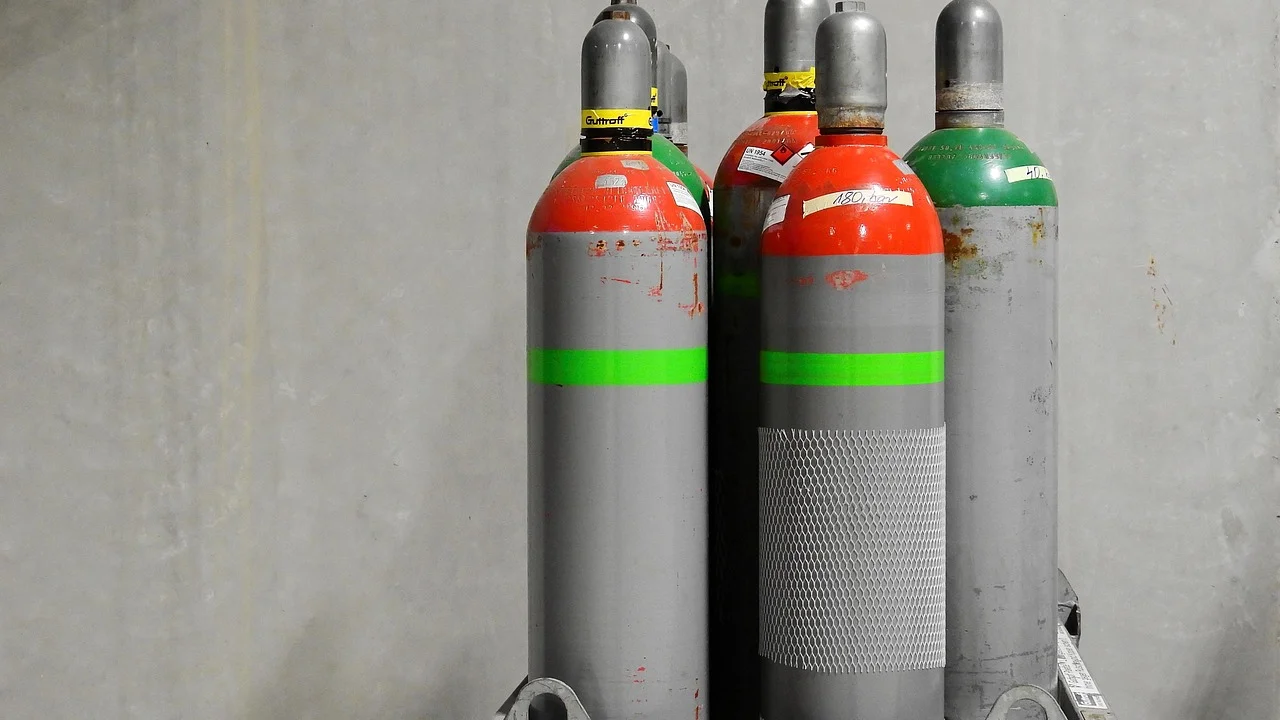 Botijão de gás P13 em posição vertical e área ventilada.