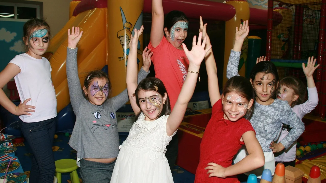 Crianças dançando em espaço livre durante a festa