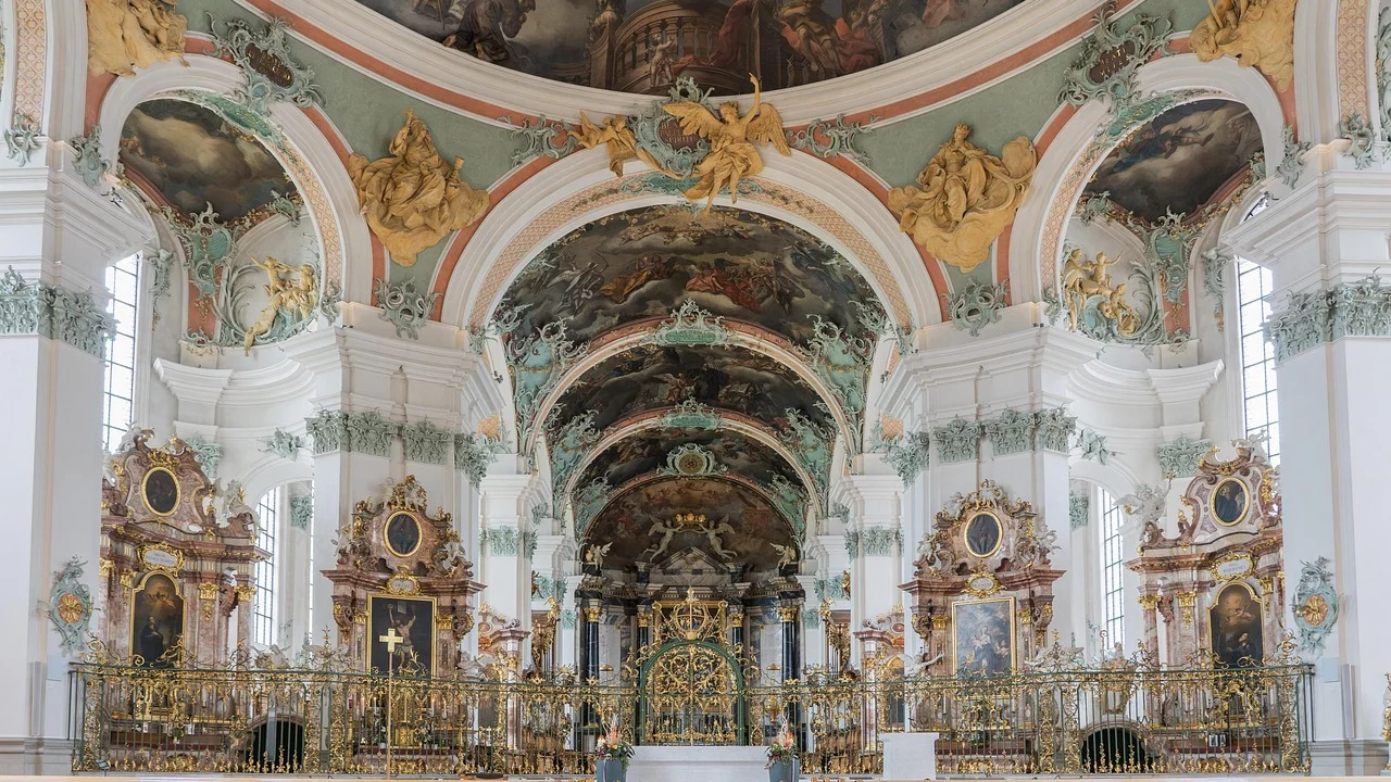 Interior de templo com cadeiras organizadas para o culto