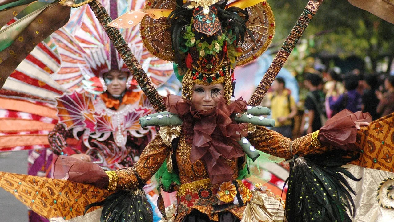Foliões fantasiados acompanham bloco de rua durante o Carnaval.