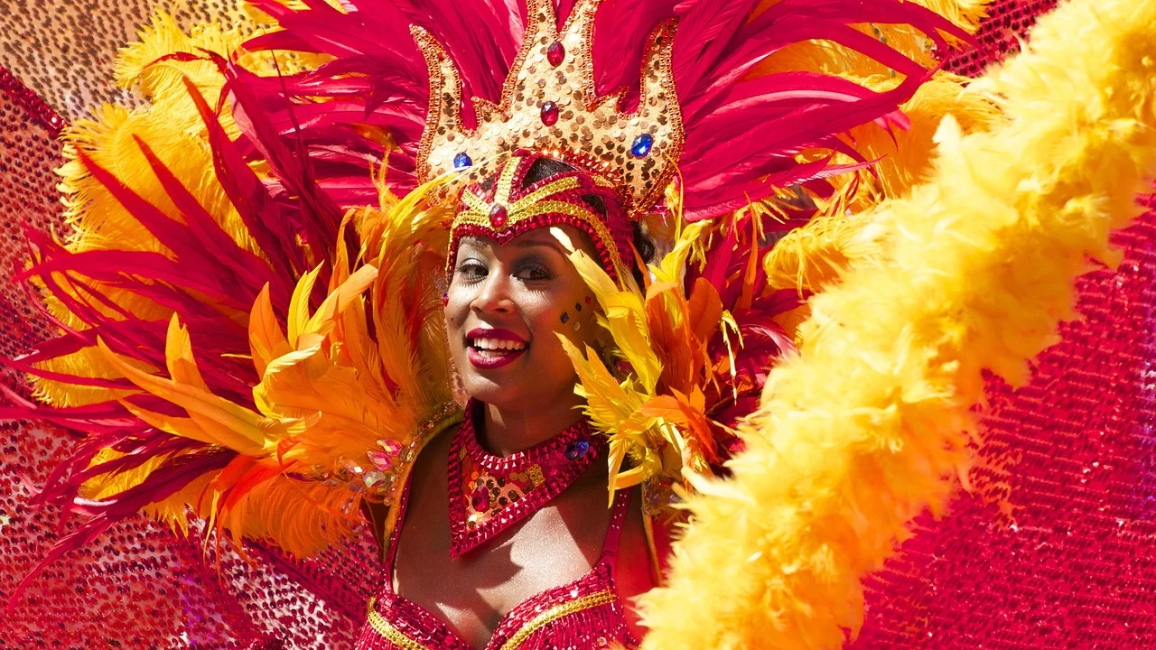 Bateria de escola de samba se apresenta em desfile carnavalesco.