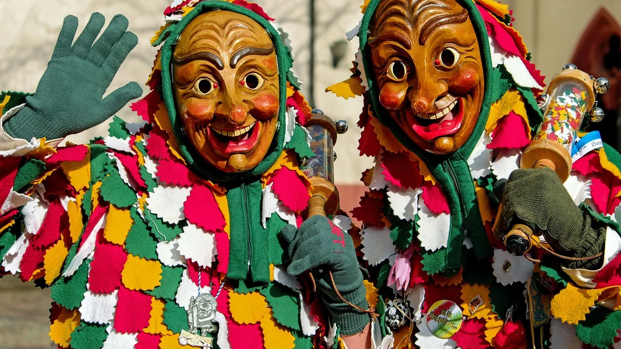 Sombrinhas coloridas marcam a dança do frevo em Pernambuco.