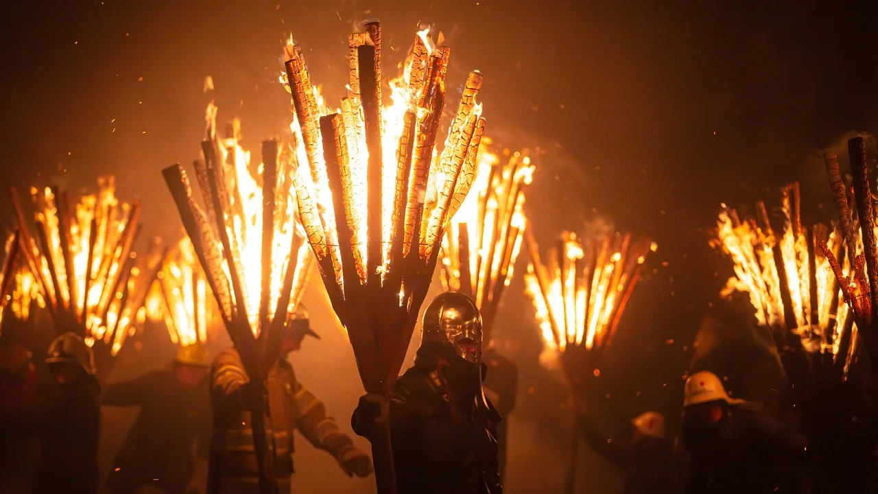 Bonecos gigantes percorrem ruas históricas durante a festa.