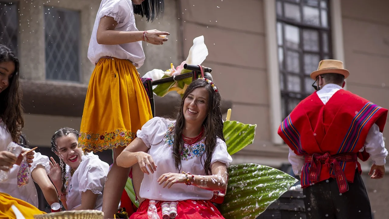 Grupo carnavalesco celebra música e cultura popular brasileira.