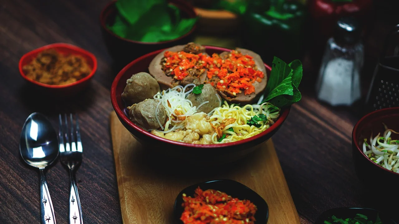 Porção de carne moída com legumes coloridos