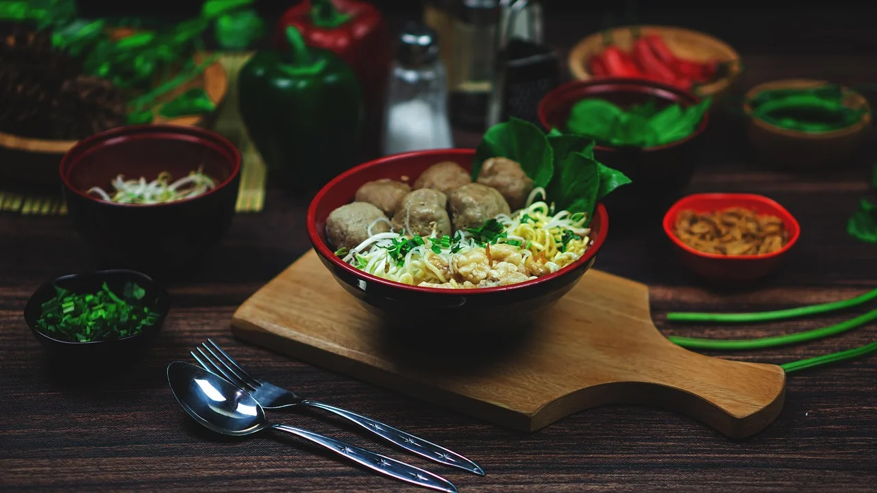 Prato equilibrado com carne moída, arroz, feijão e salada