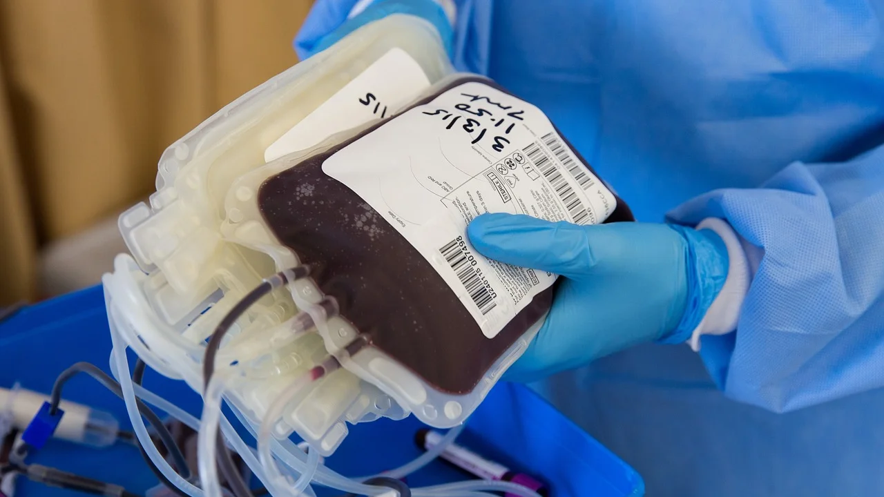 Voluntário descansa após a doação de sangue