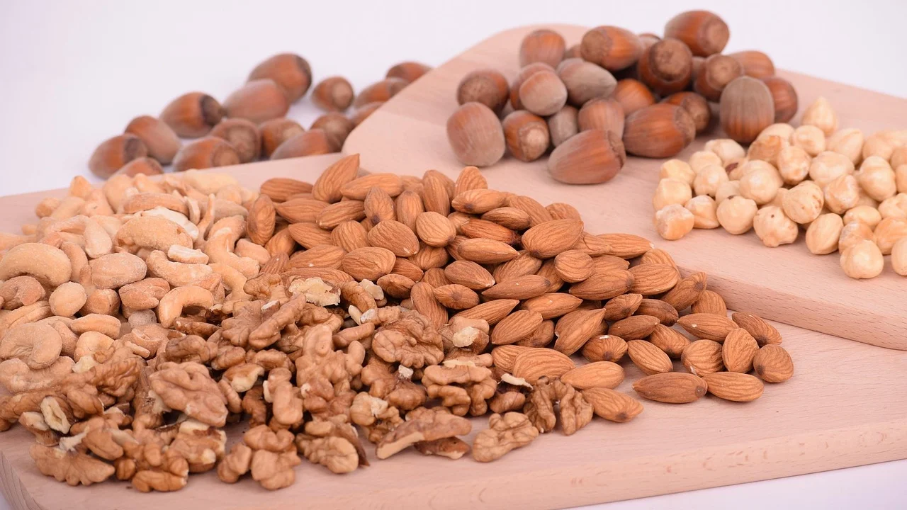 Castanhas de caju sem sal servidas em uma pequena tigela