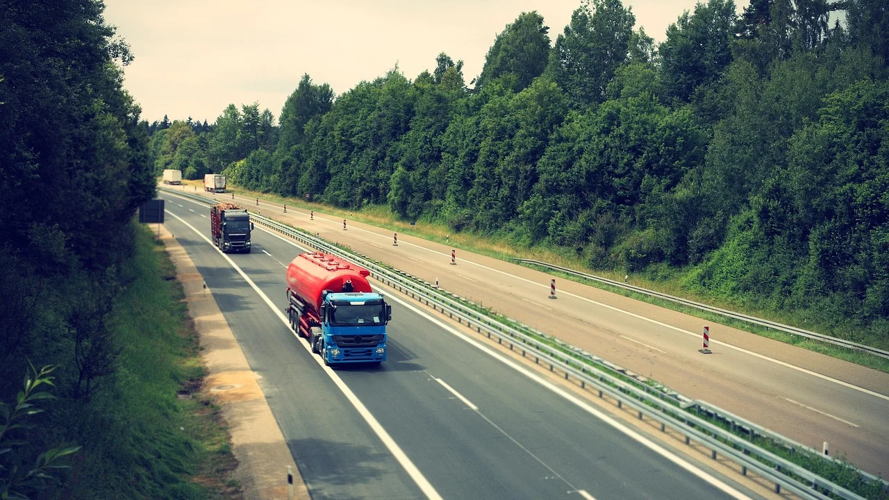 Praça de pedágio em rodovia concessionada com cabines de atendimento.