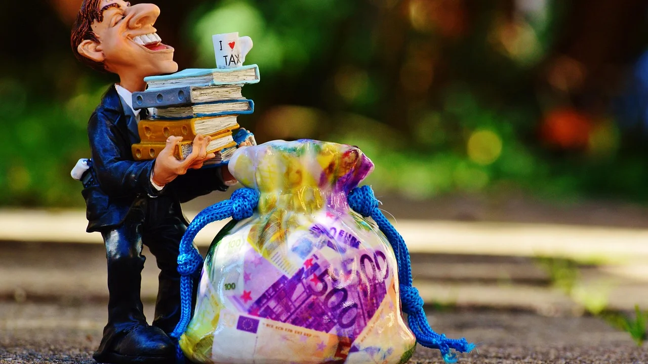 Calculadora e notas fiscais sobre mesa de trabalho.