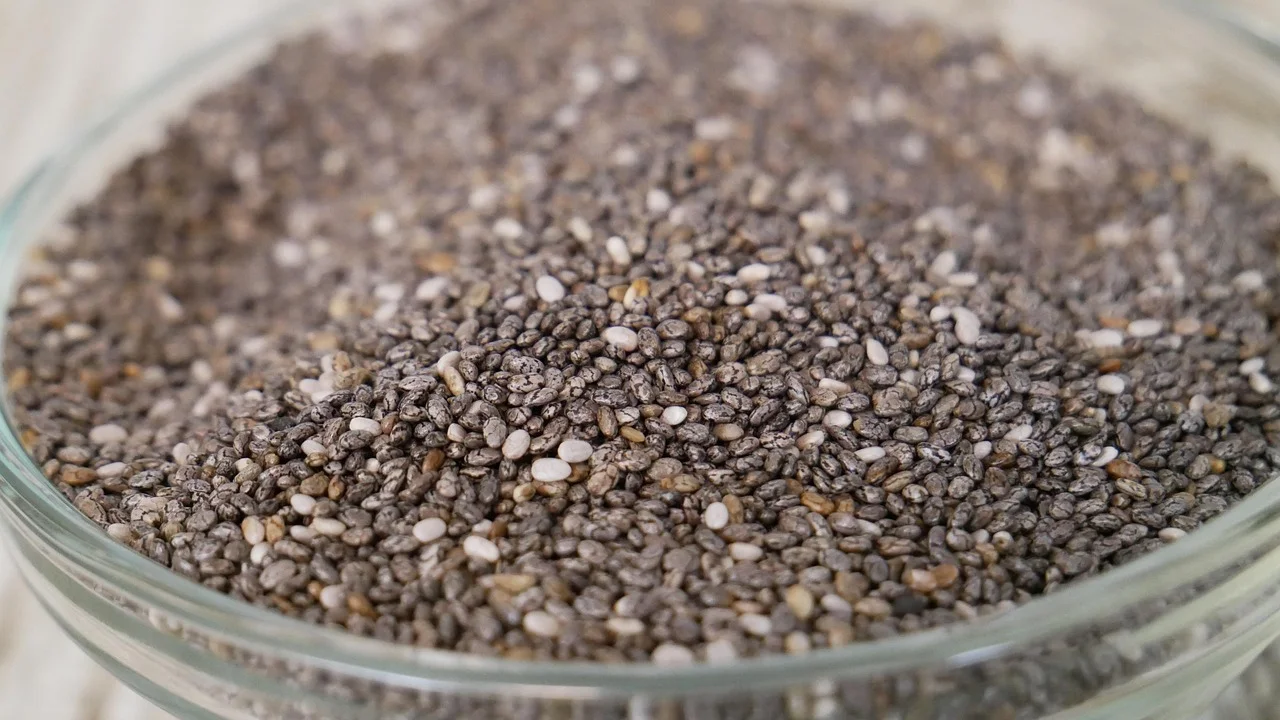 Chia misturada a iogurte natural em um pote