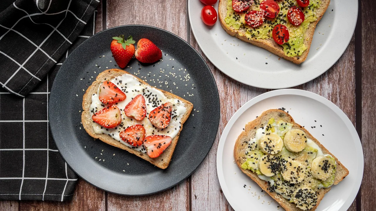 Vitamina com chia servida em copo de vidro