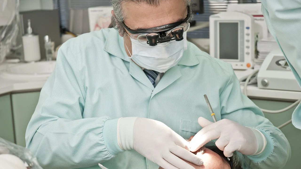 Prontuário odontológico reúne dados relevantes do atendimento.
