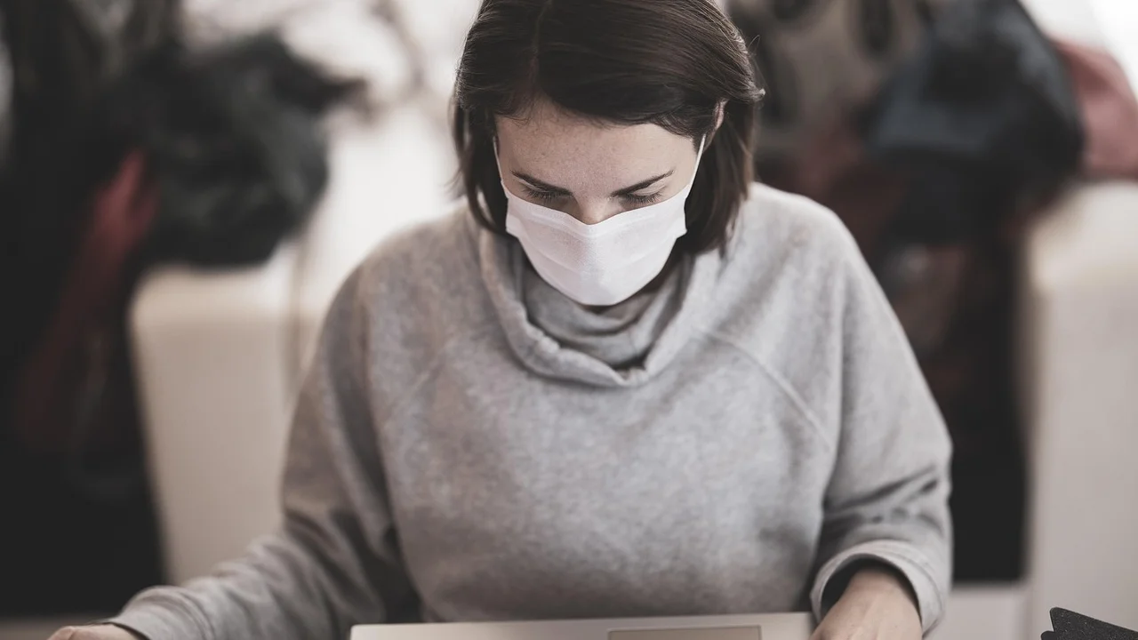 Atestado médico sobre uma mesa ao lado de documentos.