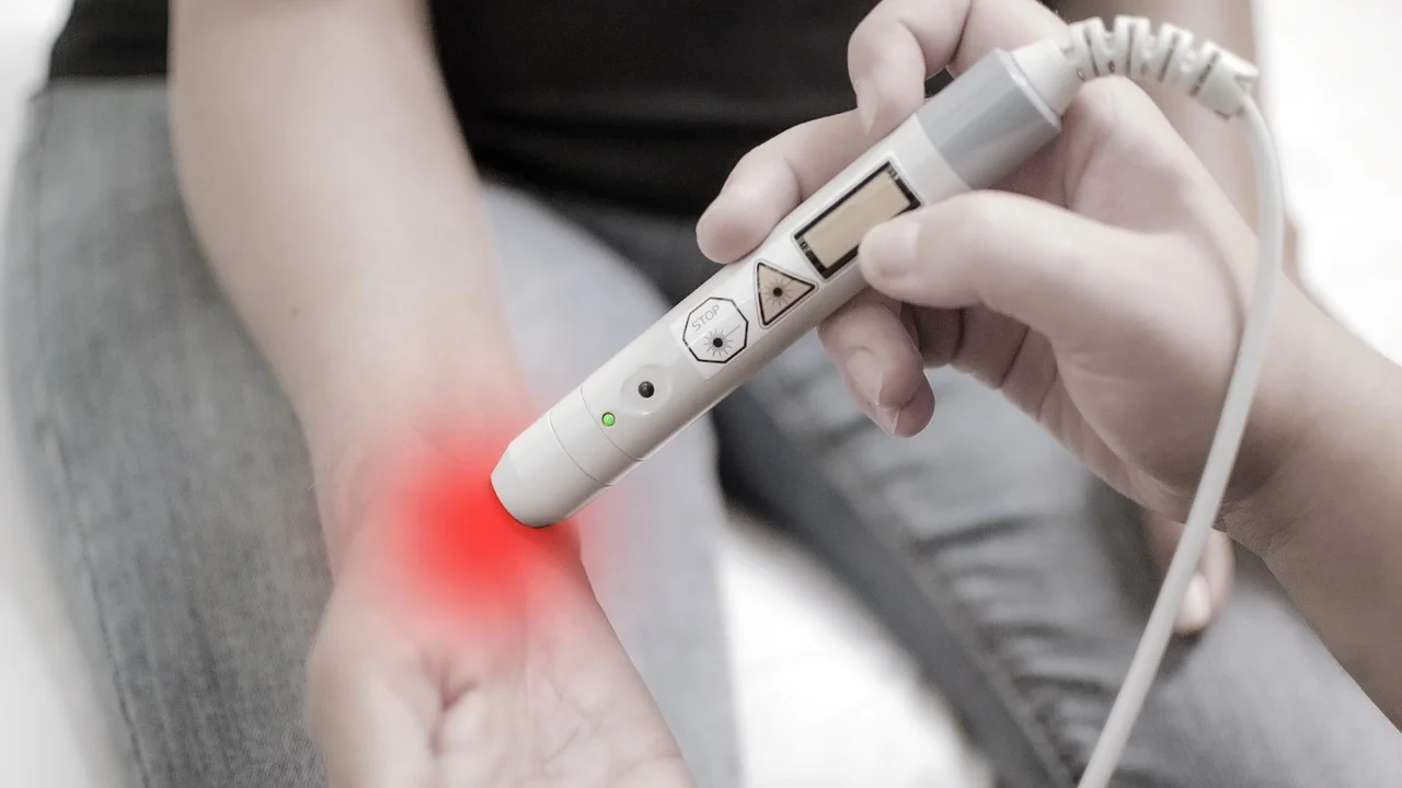 Consulta médica para avaliação de dor musculoesquelética