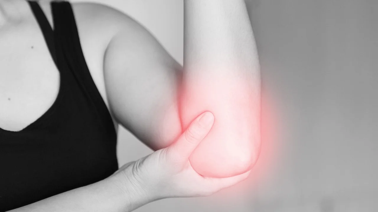 Profissional de saúde avalia queixas musculares durante consulta.