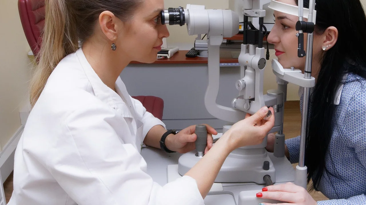 Paciente experimenta armação após consulta oftalmológica.